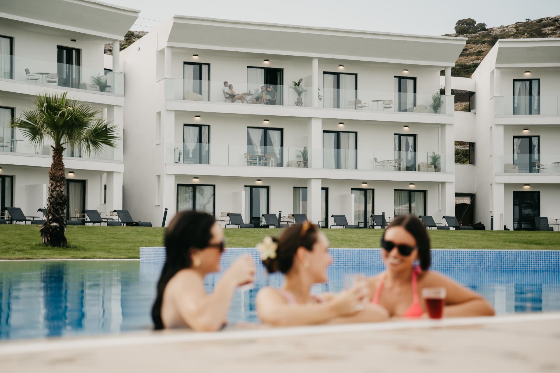 Piscina con vistas a los apartamentos del complejo