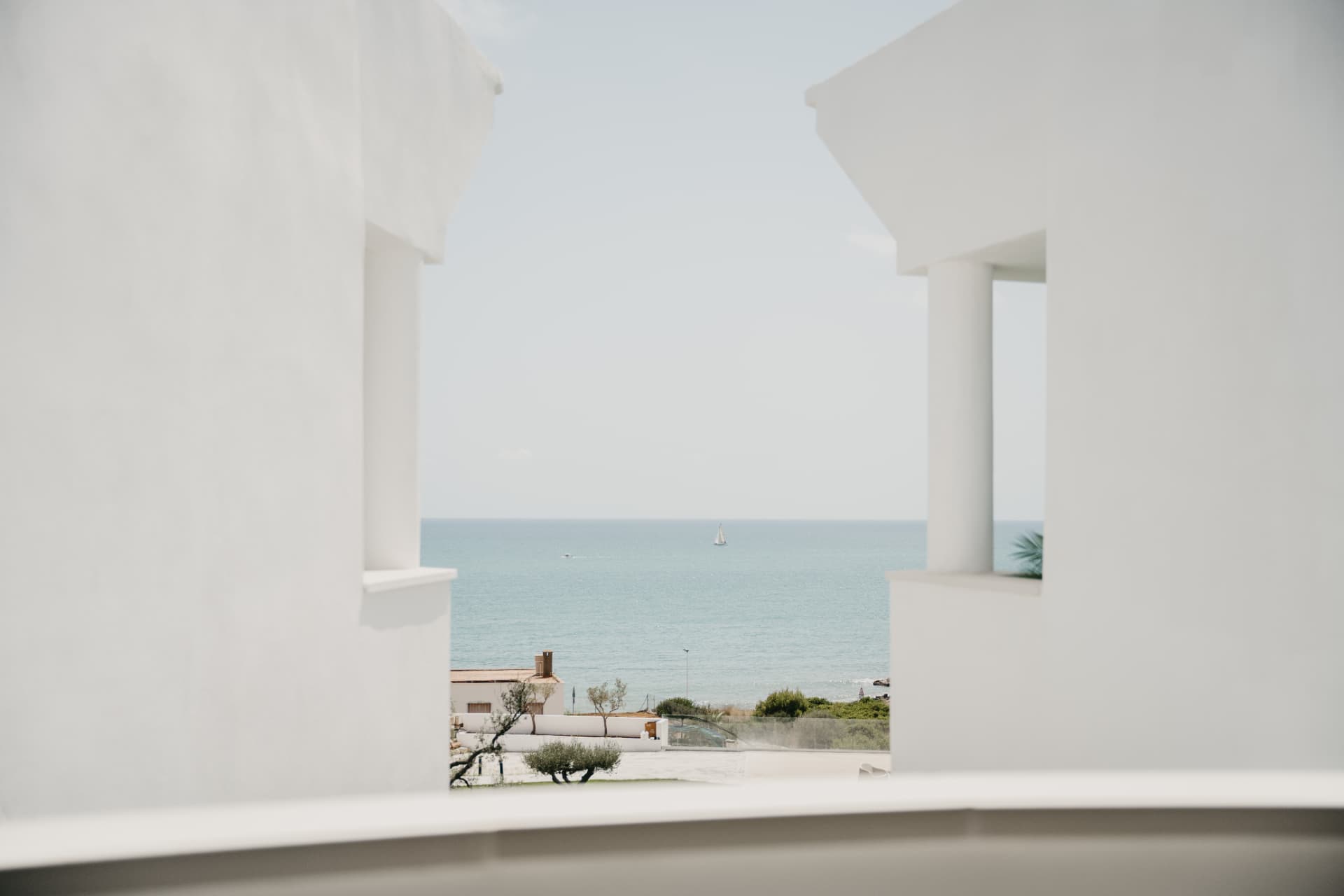 Vistas al Mediterráneo con un velero desde una terraza del complejo