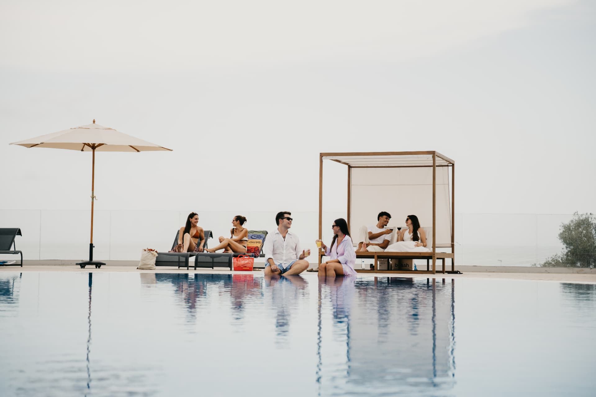 Huéspedes junto a la piscina infinita frente al mar